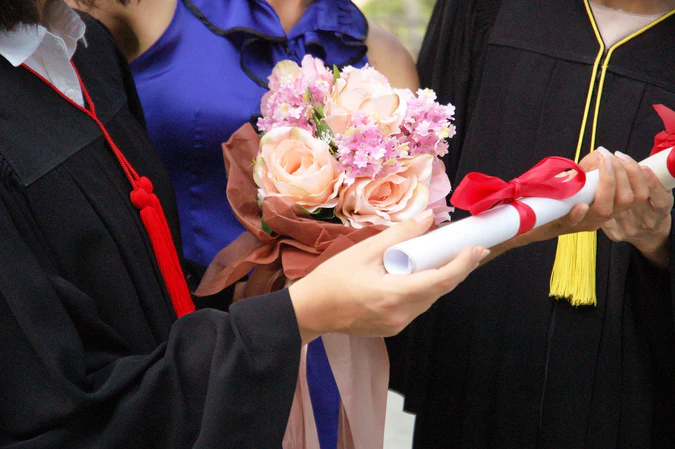 Graduation Flowers Delivery in Dubai | Celebrate Success with M.Fiorista